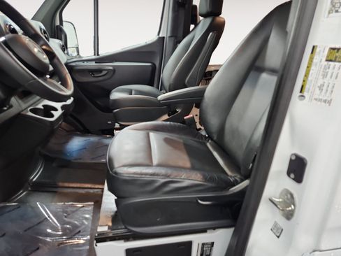 Used 2025 Mercedes-Benz Sprinter 2500 image 9
