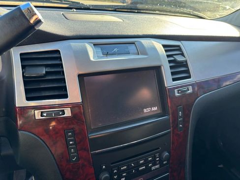 Used 2013 Cadillac Escalade Premium image 29