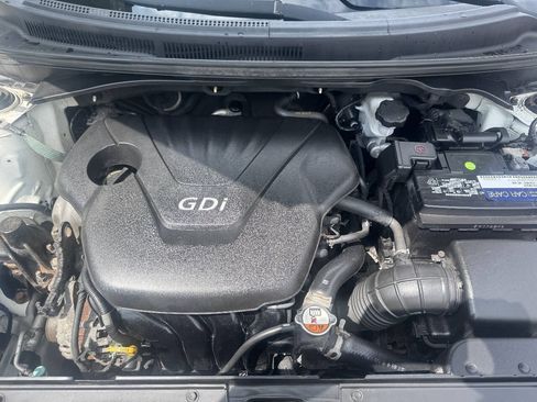 Used 2017 Hyundai Veloster FWD image 8