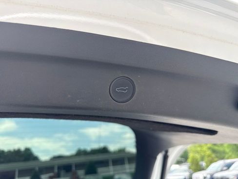Used 2021 Tesla Model Y Long Range AWD/4WD image 32