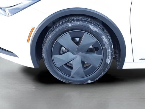 Used 2024 Toyota Prius LE image 3