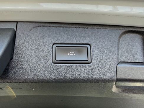 Used 2022 Volkswagen Atlas SEL R-Line image 9