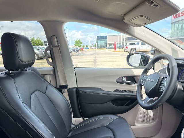 Used 2024 Chrysler Pacifica Touring-L FWD image 14