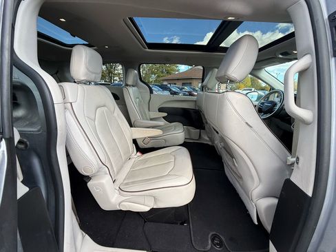 Used 2020 Chrysler Pacifica Limited image 28