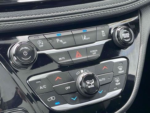 Used 2025 Chrysler Pacifica Limited FWD image 30