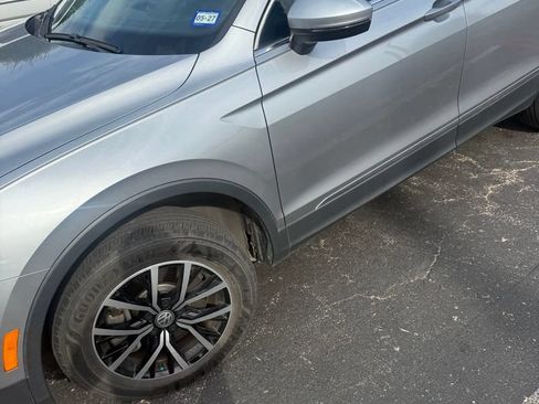Used 2021 Volkswagen Tiguan SE FWD image 2
