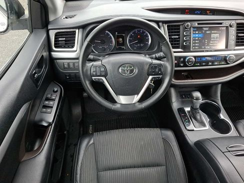Used 2019 Toyota Highlander Plus AWD/4WD image 12