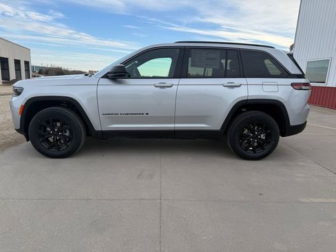 New 2026 Jeep Grand Cherokee Laredo image 8