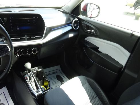 Used 2025 Chevrolet Trax LT w/ LT Convenience Package FWD image 14