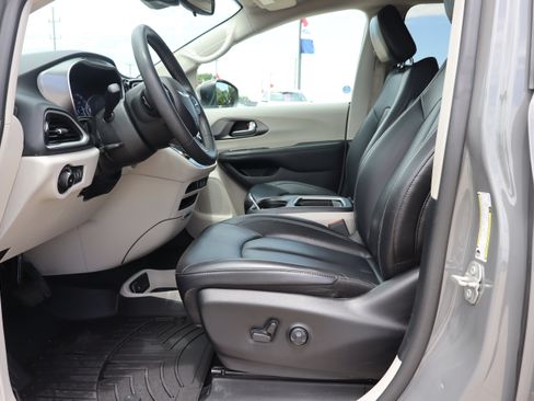 Used 2023 Chrysler Pacifica Touring-L FWD image 9
