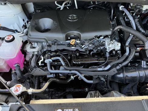 Used 2025 Toyota Sienna XLE FWD image 35