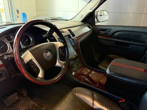 Used 2010 Cadillac Escalade Premium image 17