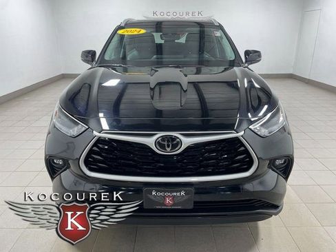 Used 2024 Toyota Highlander XLE AWD/4WD image 2