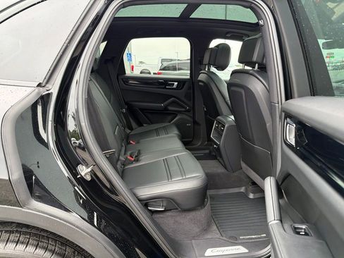Used 2021 Porsche Cayenne AWD/4WD image 18