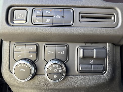 Used 2023 GMC Yukon SLT w/ SLT Premium Package image 19