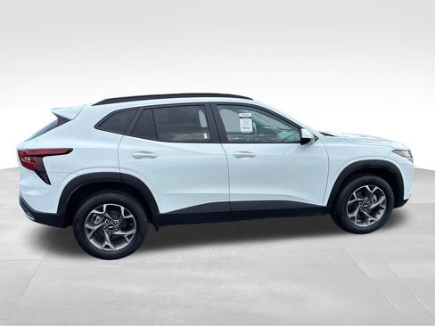 Used 2025 Chevrolet Trax LT w/ Sunroof Package FWD image 6