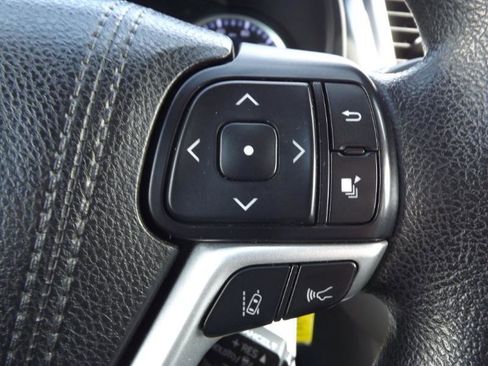 Used 2017 Toyota Highlander LE w/ Carpet Mat Package image 15