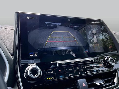 Used 2022 Toyota Highlander Limited FWD image 25