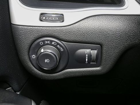 Used 2022 Jeep Cherokee Latitude w/ Sun & Sound Group image 35