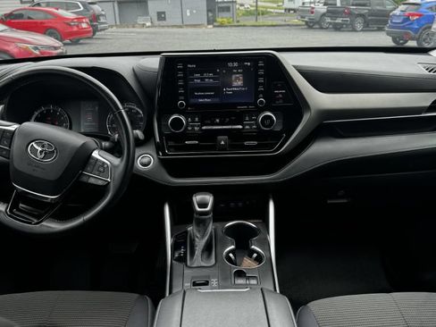 Used 2021 Toyota Highlander LE FWD image 3