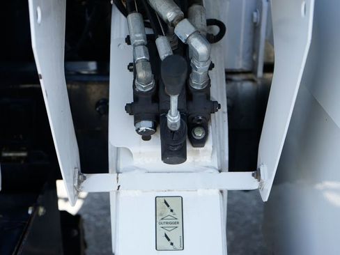 Used 2013 Ford F750 2WD Regular Cab Super Duty image 23