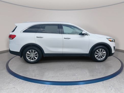 Used 2017 Kia Sorento FWD w/ LX Convenience Package image 4