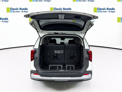 Used 2025 Kia Carnival FWD image 30