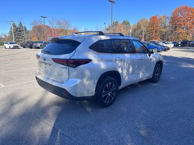 Used 2021 Toyota Highlander XLE AWD/4WD image 3