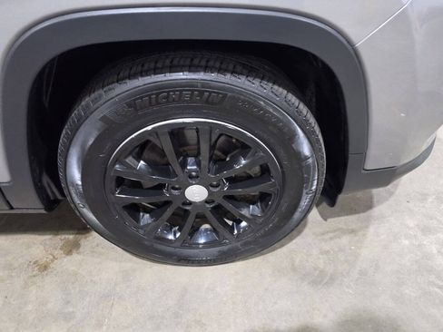 Used 2019 Jeep Cherokee Latitude w/ Popular Appearance Group FWD image 19