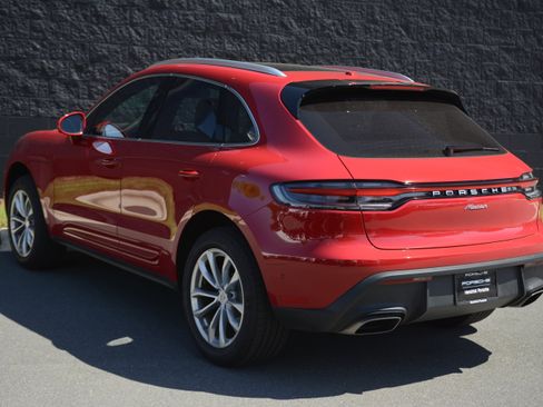 Certified 2026 Porsche Macan AWD/4WD image 3