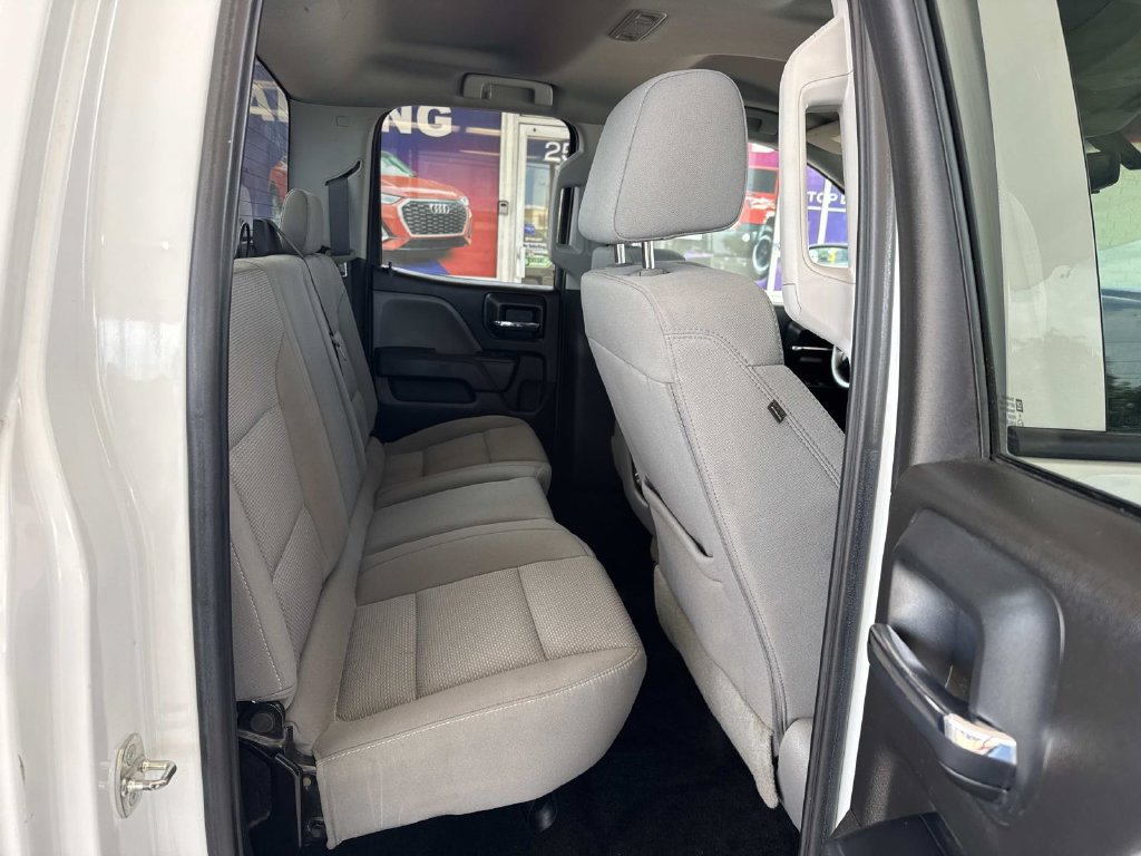 Used 2018 Chevrolet Silverado 1500 Custom w/ Custom Value Package RWD image 11