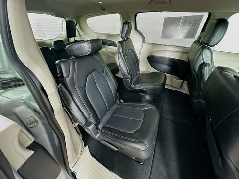 Certified 2024 Chrysler Pacifica Touring-L image 37