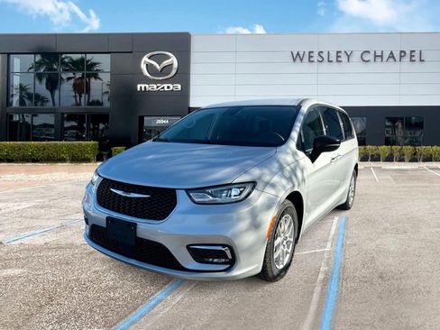 Used 2024 Chrysler Pacifica Touring-L FWD image 1