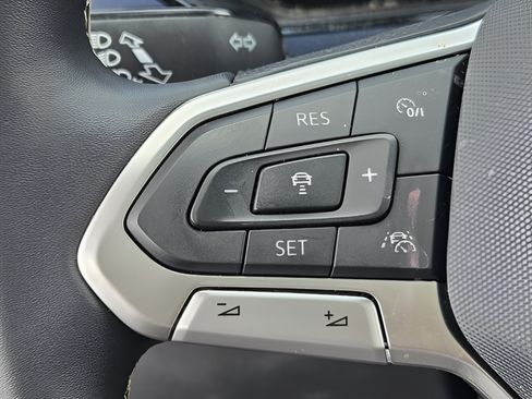 Used 2023 Volkswagen Taos SE w/ Panoramic Sunroof Package FWD image 23