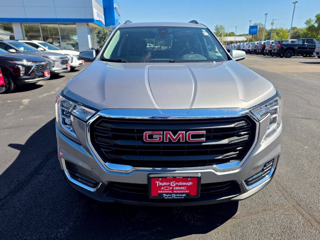 Used 2023 GMC Terrain SLE w/ Driver Convenience Package FWD image 3