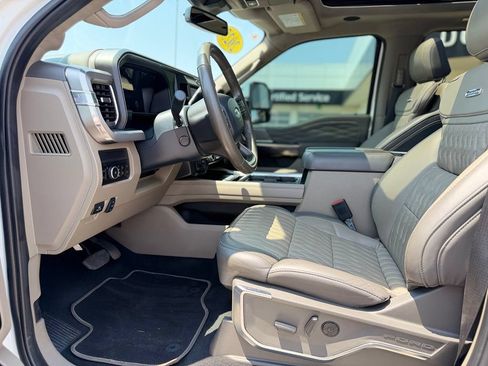 Used 2025 Ford F250 Platinum w/ Platinum Plus Package AWD/4WD image 8
