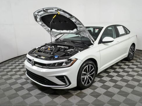 Certified 2025 Volkswagen Jetta SE FWD image 30