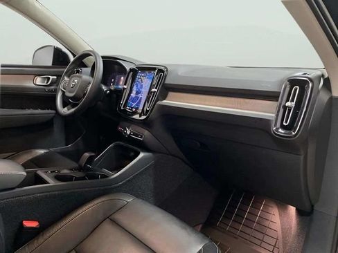 Used 2023 Volvo XC40 B4 Core w/ Convenience Package FWD image 24