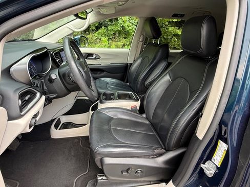 Used 2022 Chrysler Pacifica Touring-L FWD image 11