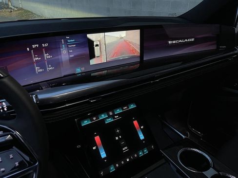 Used 2025 Cadillac Escalade Luxury image 21