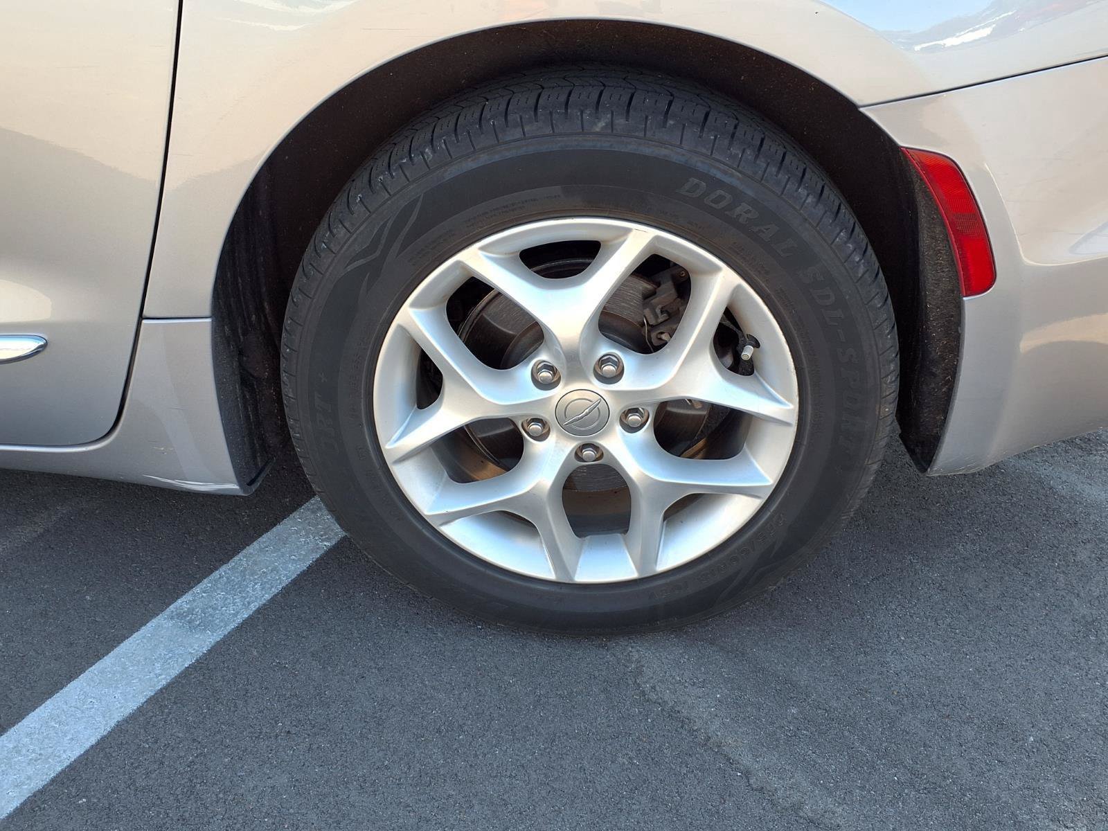 Used 2020 Chrysler Pacifica Touring-L Plus w/ Tire & Wheel Group FWD image 20