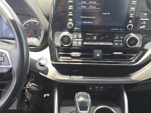 Used 2022 Toyota Highlander LE AWD/4WD image 16