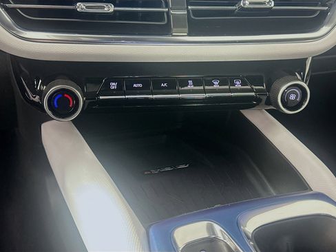 Used 2025 Chevrolet Equinox EV LT image 24