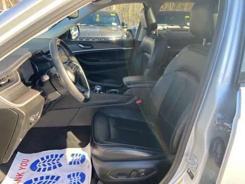 Used 2022 Jeep Grand Cherokee Limited image 12