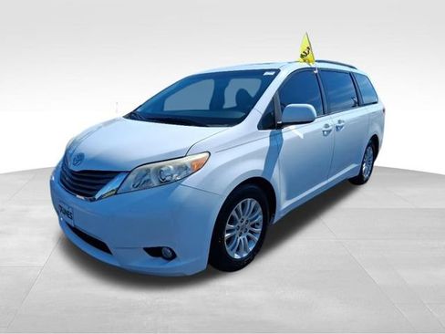 Used 2012 Toyota Sienna XLE w/ Entertainment Pkg FWD image 12