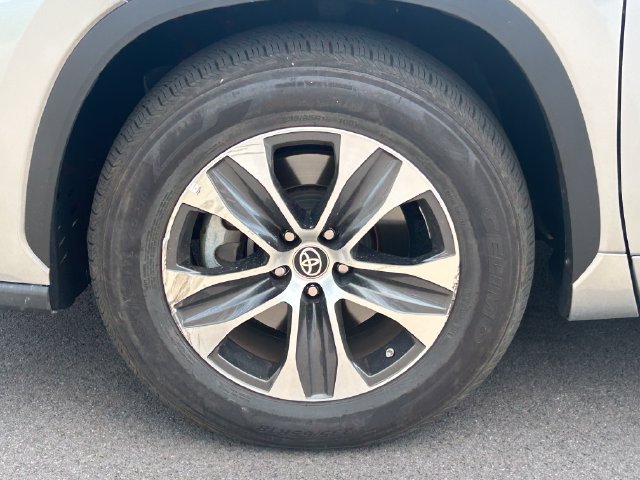 Used 2024 Toyota Highlander XLE FWD image 13