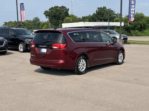 Used 2023 Chrysler Voyager LX FWD image 4
