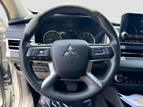 Used 2024 Mitsubishi Outlander ES FWD image 11
