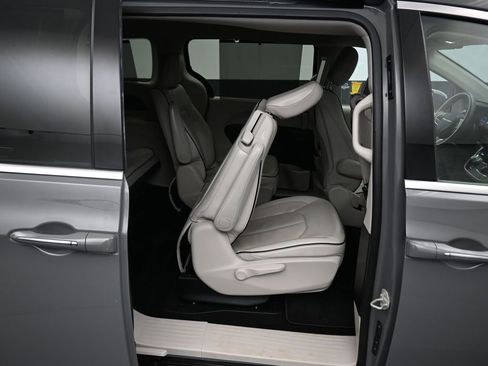 Used 2020 Chrysler Pacifica Limited w/ Advanced Safetytec Group FWD image 57