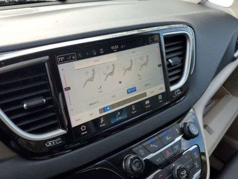 Certified 2024 Chrysler Pacifica Touring-L image 14